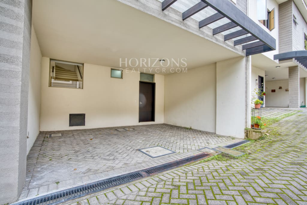 En Venta Cómoda Casa en Condominio Pinares Curridabat Vista a Reserva y Naturaleza nja1245