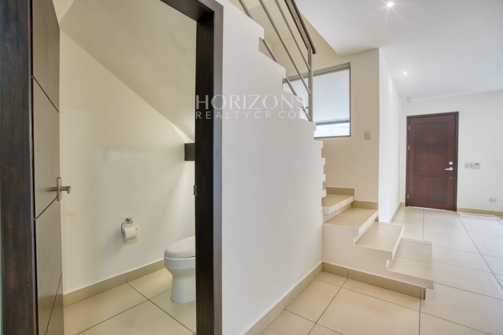 En Venta Cómoda Casa en Condominio Pinares Curridabat Vista a Reserva y Naturaleza nja1245