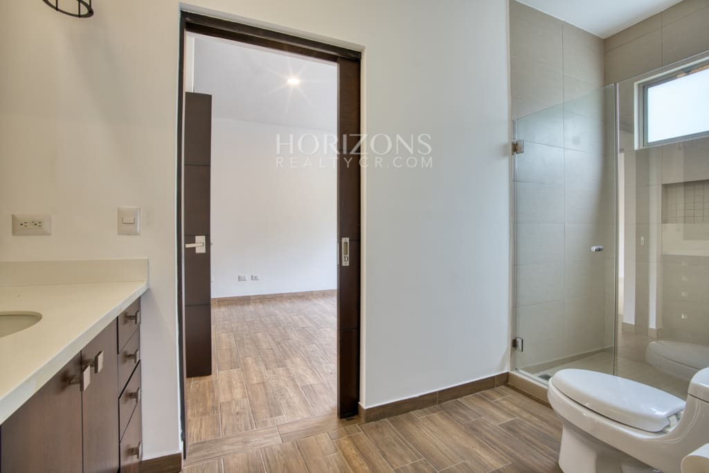 En Venta Cómoda Casa en Condominio Pinares Curridabat Vista a Reserva y Naturaleza nja1245
