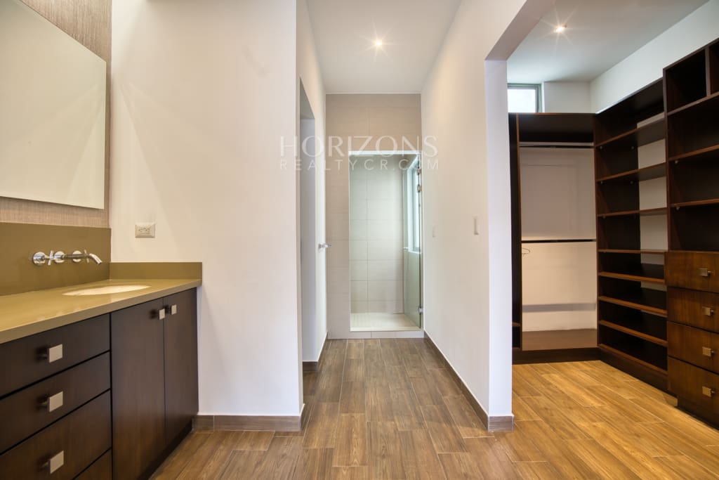 En Venta Cómoda Casa en Condominio Pinares Curridabat Vista a Reserva y Naturaleza nja1245