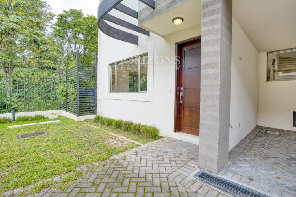 En Venta Cómoda Casa en Condominio Pinares Curridabat Vista a Reserva y Naturaleza nja1245