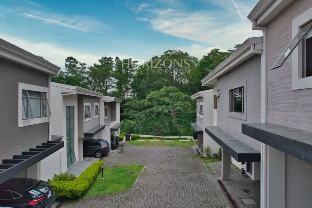 En Venta Cómoda Casa En Condominio Pinares Curridabat Vista A Reserva Y Naturaleza Nja1245