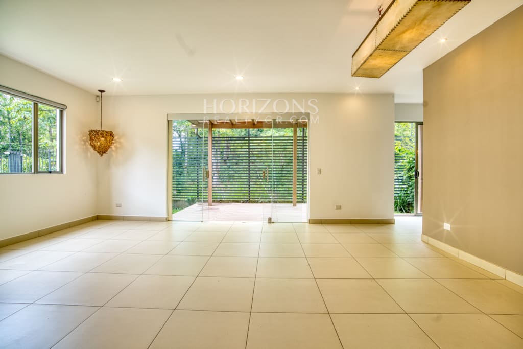 En Venta Cómoda Casa en Condominio Pinares Curridabat Vista a Reserva y Naturaleza nja1245