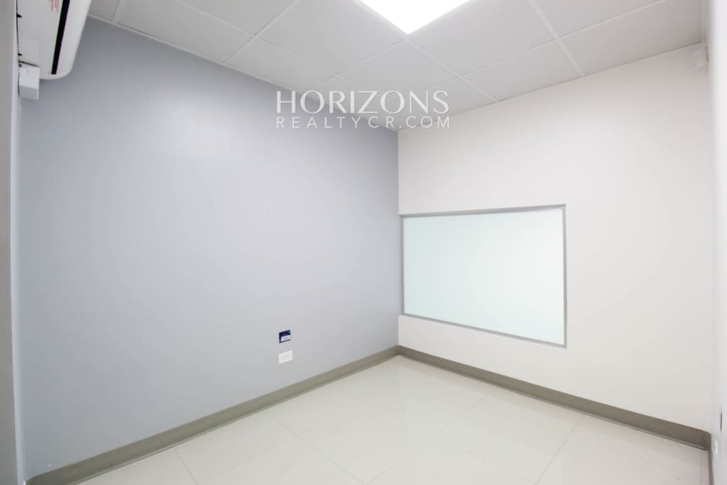 Se Alquila Edificio Comercial en el Centro de Desamparados 300m2 CON 10 Estacionamientos nja1266