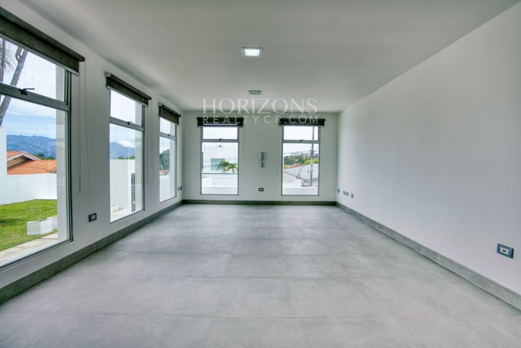 Venta de Casa Contemporánea en Residencial Altamonte Amplia Jardin Con Zona Verde.  nja1242