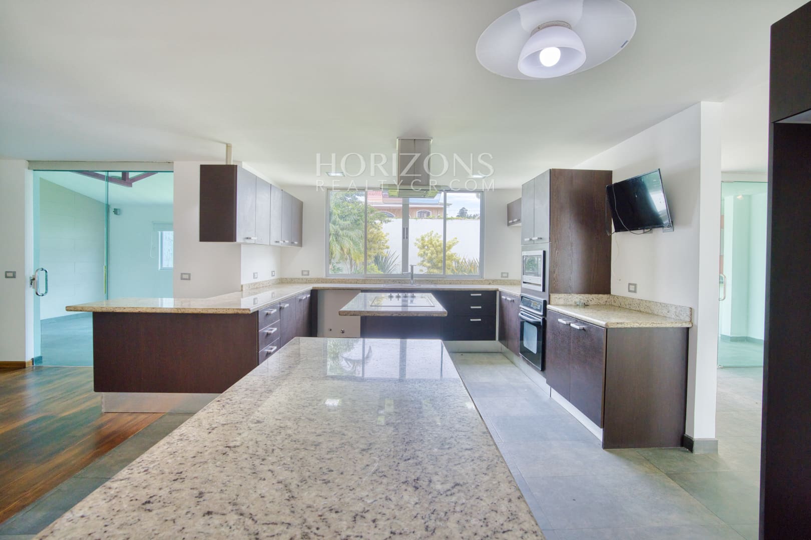 Venta de Casa Contemporánea en Residencial Altamonte Amplia Jardin Con Zona Verde.  nja1242