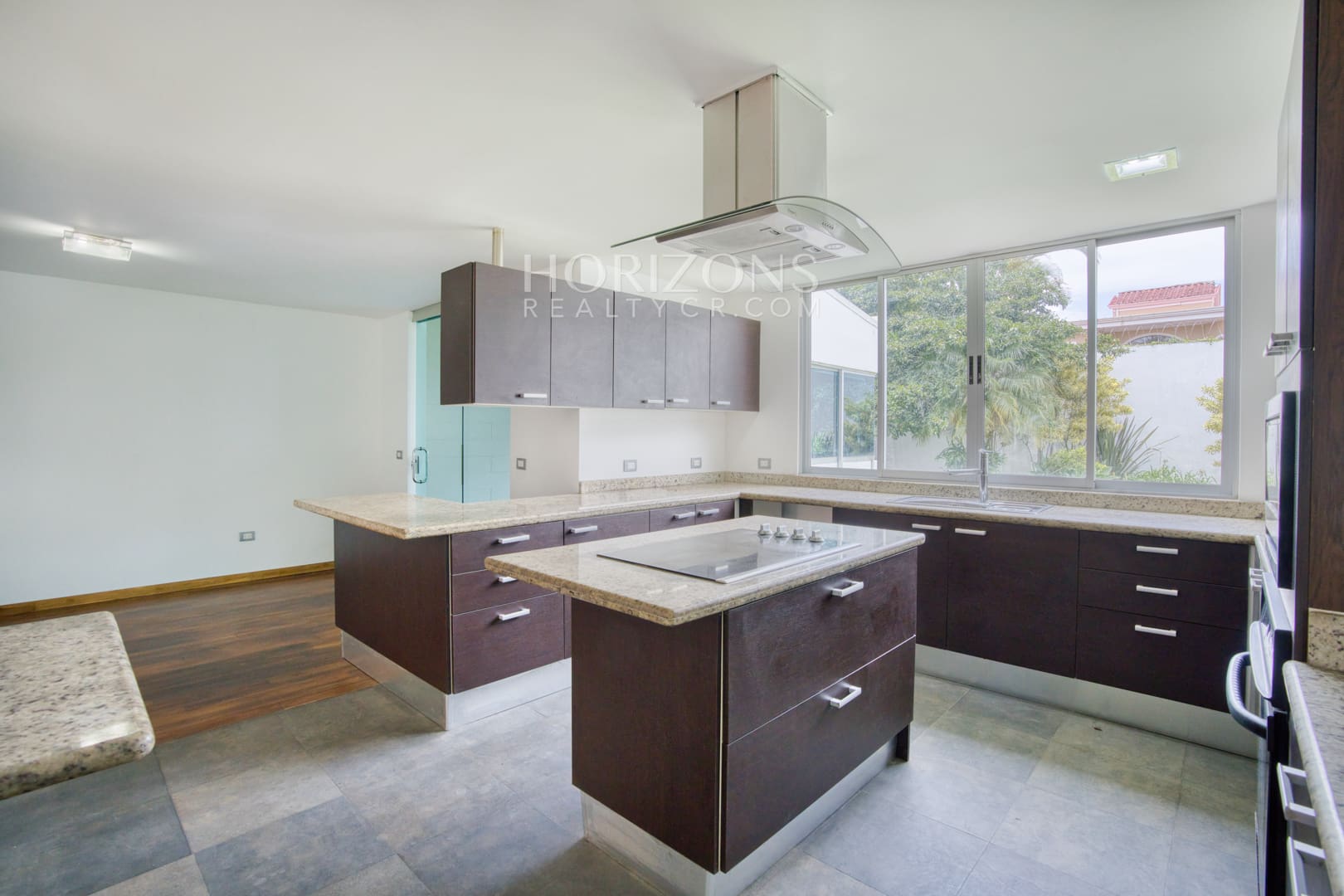 Venta de Casa Contemporánea en Residencial Altamonte Amplia Jardin Con Zona Verde.  nja1242