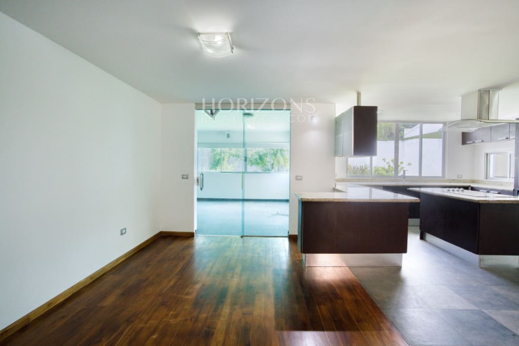 Venta de Casa Contemporánea en Residencial Altamonte Amplia Jardin Con Zona Verde.  nja1242
