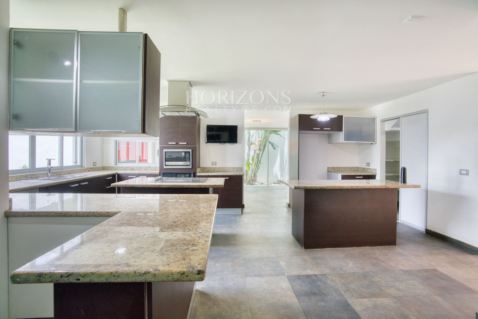 Venta de Casa Contemporánea en Residencial Altamonte Amplia Jardin Con Zona Verde.  nja1242