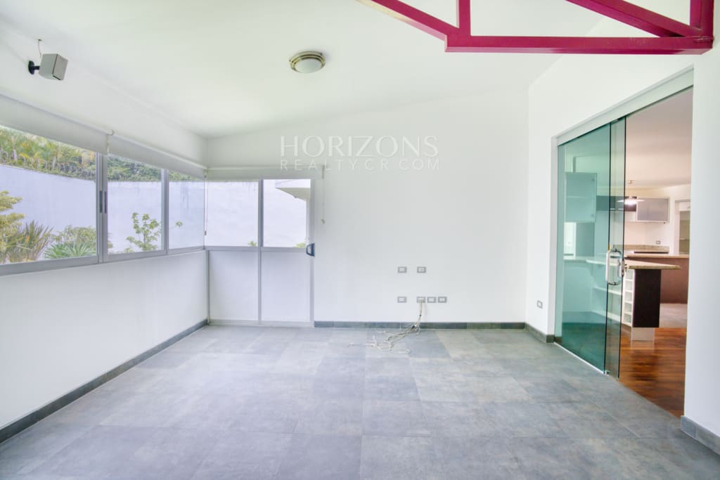Venta de Casa Contemporánea en Residencial Altamonte Amplia Jardin Con Zona Verde.  nja1242