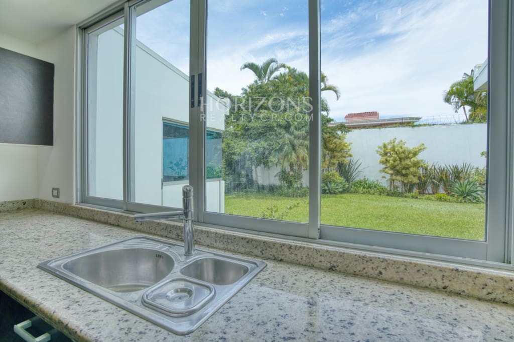 Venta de Casa Contemporánea en Residencial Altamonte Amplia Jardin Con Zona Verde.  nja1242