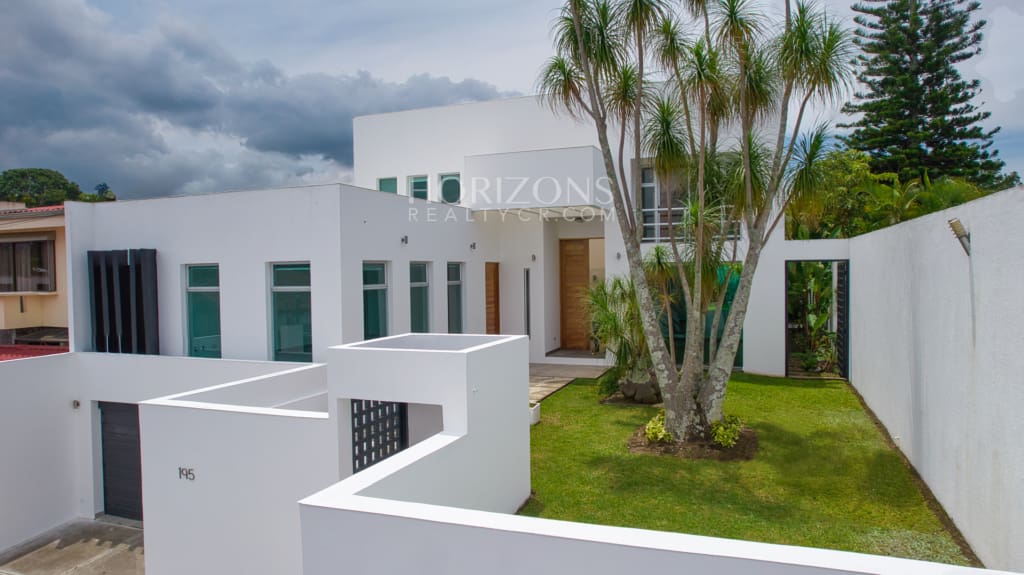 Venta de Casa Contemporánea en Residencial Altamonte Amplia Jardin Con Zona Verde.  nja1242