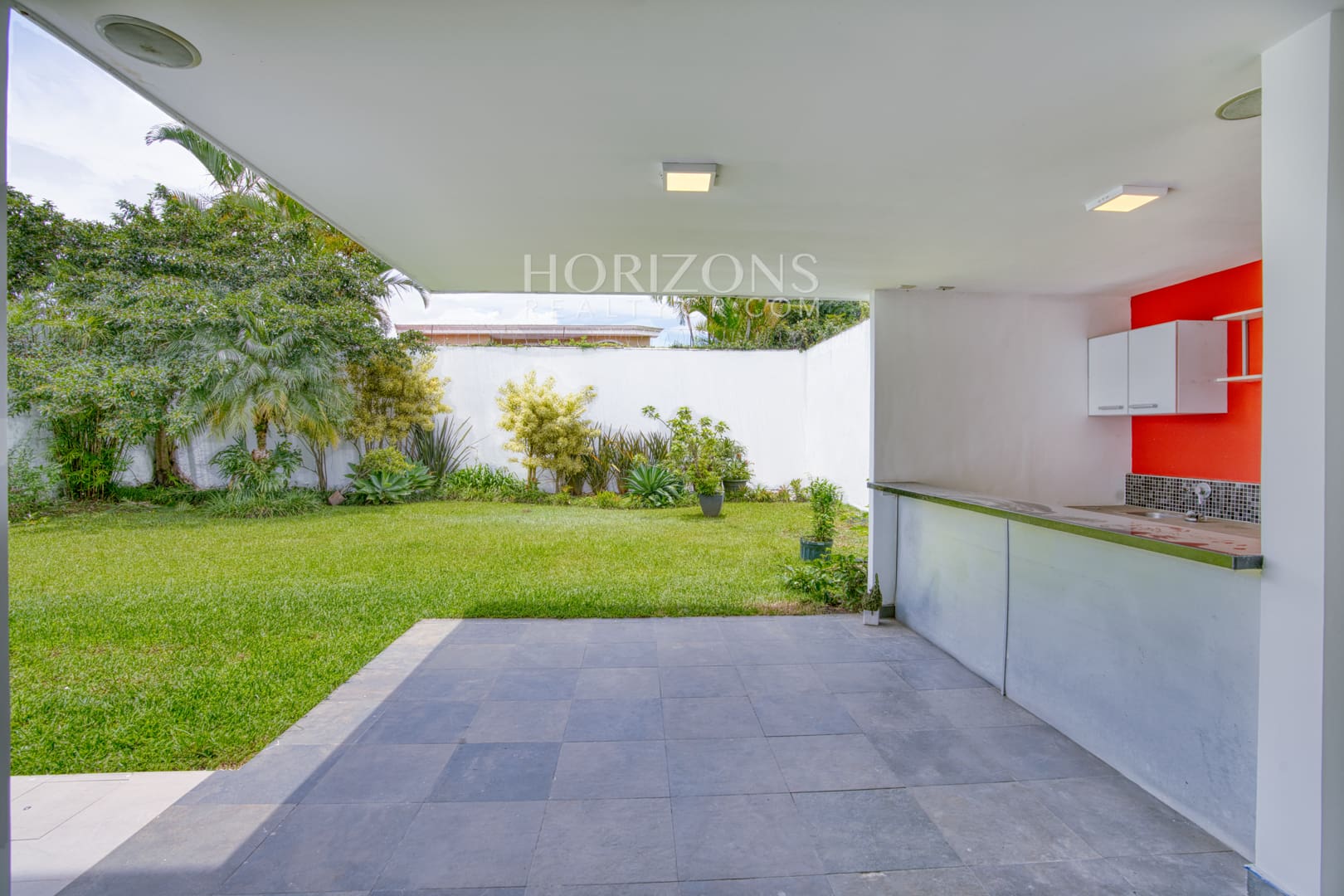Venta de Casa Contemporánea en Residencial Altamonte Amplia Jardin Con Zona Verde.  nja1242