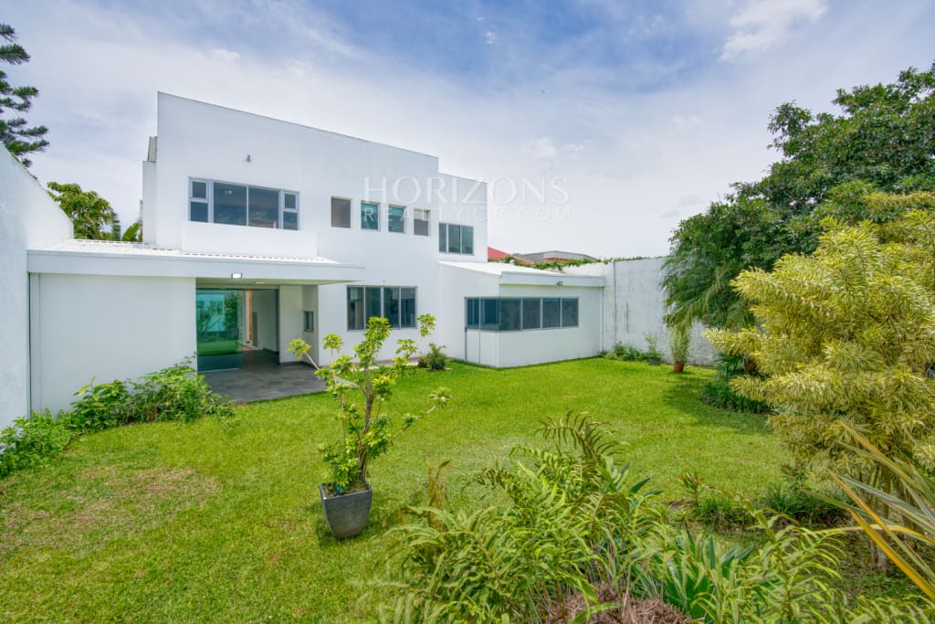 Venta De Casa Contemporánea En Residencial Altamonte Amplia Jardin Con Zona Verde.  Nja1242
