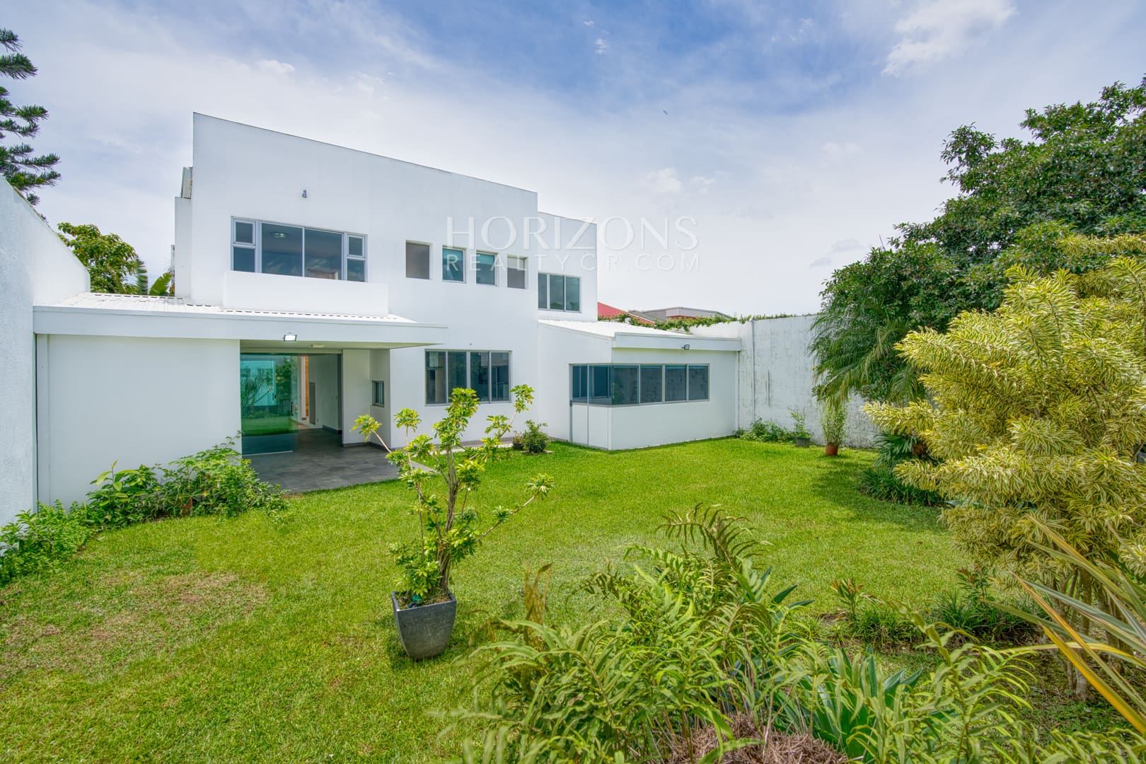 Venta de Casa Contemporánea en Residencial Altamonte Amplia Jardin Con Zona Verde.  nja1242