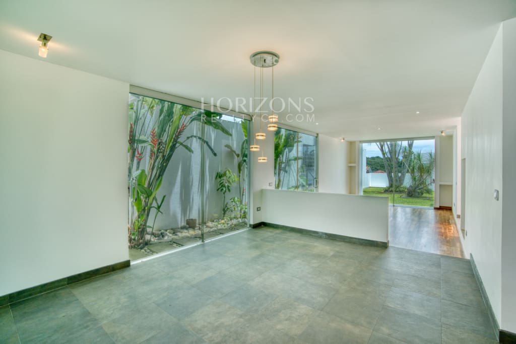 Venta de Casa Contemporánea en Residencial Altamonte Amplia Jardin Con Zona Verde.  nja1242