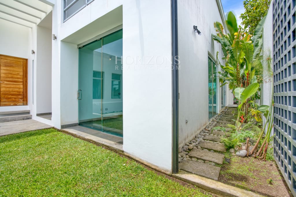 Venta de Casa Contemporánea en Residencial Altamonte Amplia Jardin Con Zona Verde.  nja1242