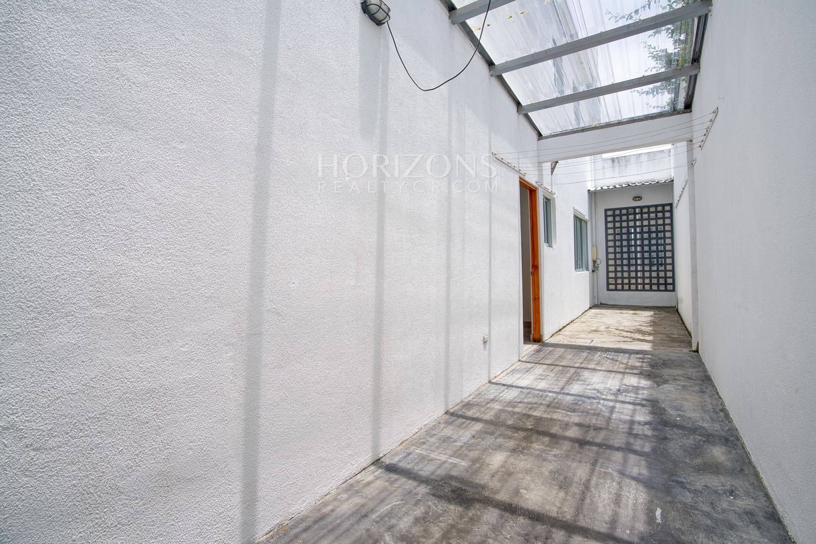 Venta de Casa Contemporánea en Residencial Altamonte Amplia Jardin Con Zona Verde.  nja1242