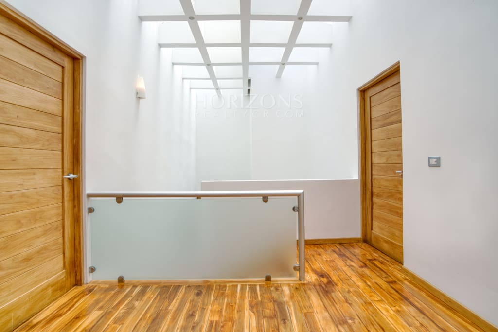 Venta de Casa Contemporánea en Residencial Altamonte Amplia Jardin Con Zona Verde.  nja1242
