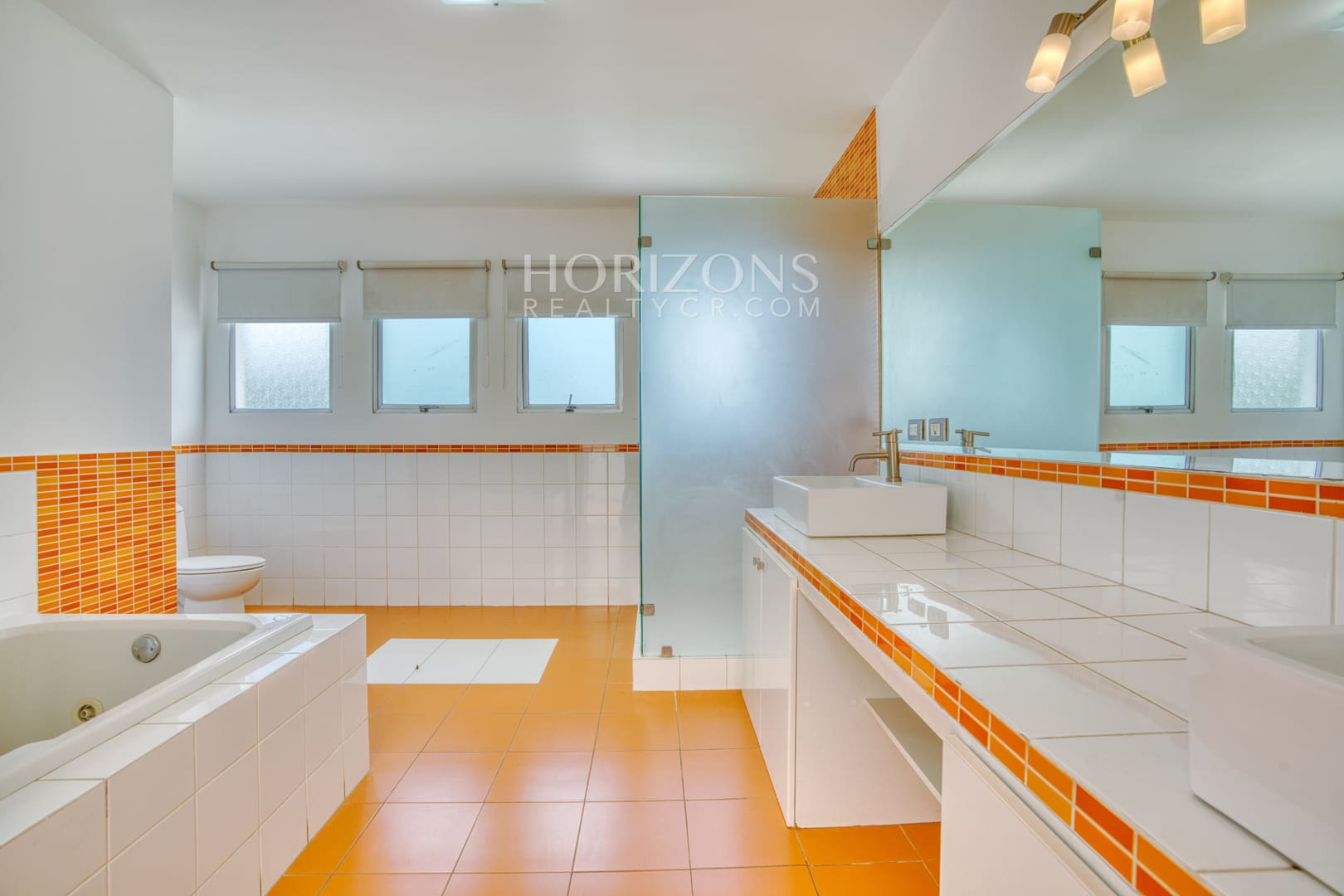 Venta de Casa Contemporánea en Residencial Altamonte Amplia Jardin Con Zona Verde.  nja1242