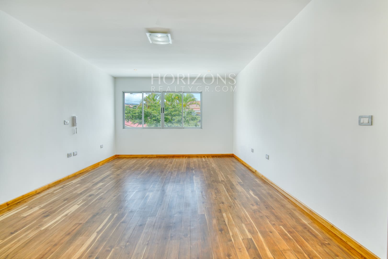 Venta de Casa Contemporánea en Residencial Altamonte Amplia Jardin Con Zona Verde.  nja1242