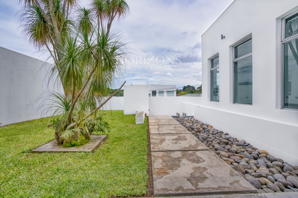 Venta de Casa Contemporánea en Residencial Altamonte Amplia Jardin Con Zona Verde.  nja1242