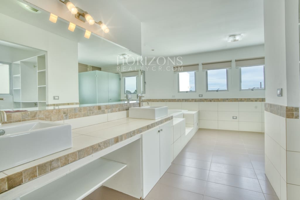 Venta de Casa Contemporánea en Residencial Altamonte Amplia Jardin Con Zona Verde.  nja1242