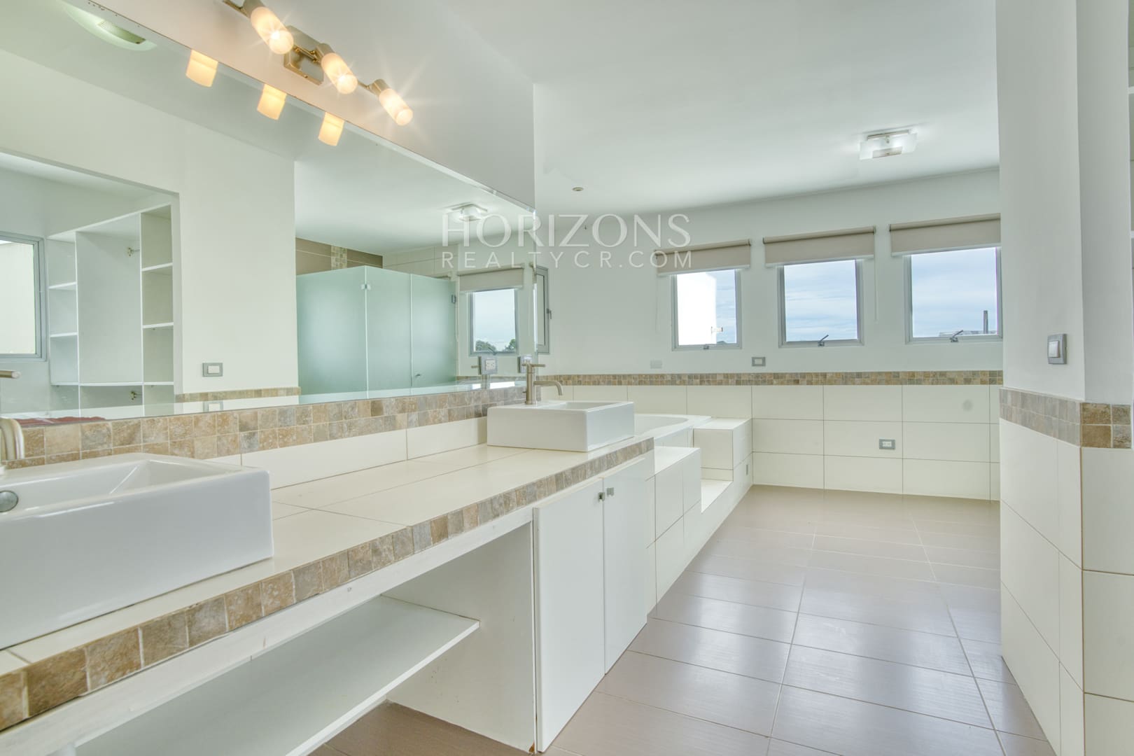 Venta de Casa Contemporánea en Residencial Altamonte Amplia Jardin Con Zona Verde.  nja1242