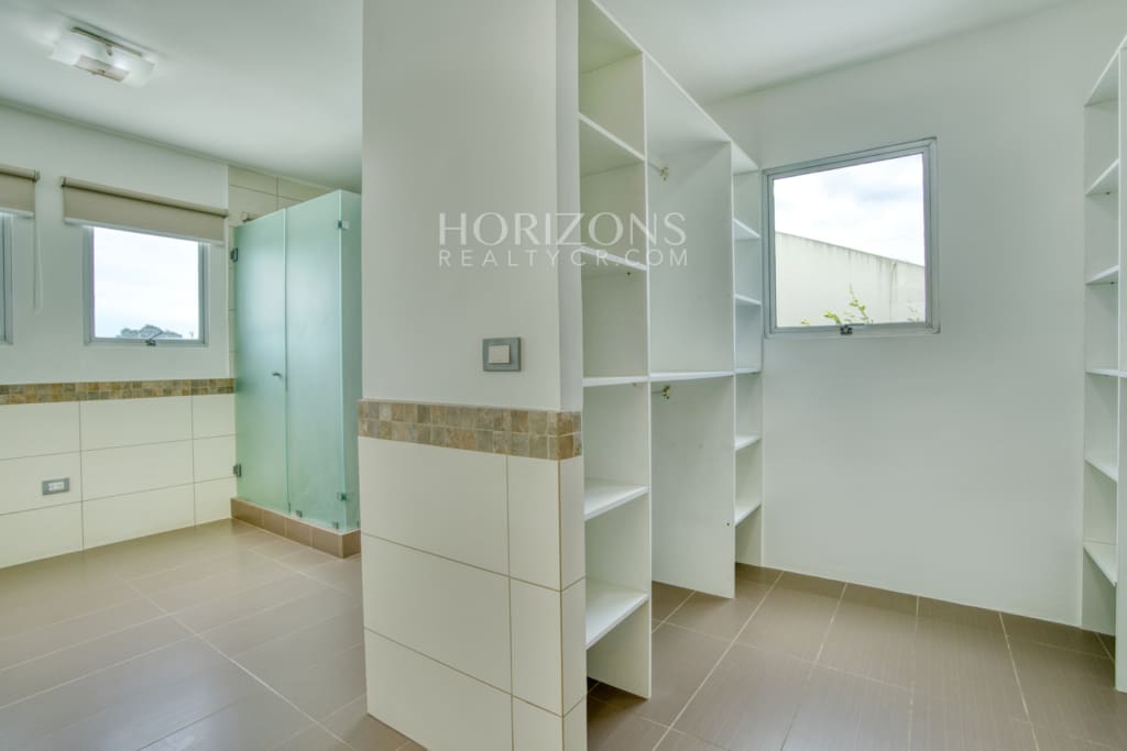 Venta de Casa Contemporánea en Residencial Altamonte Amplia Jardin Con Zona Verde.  nja1242