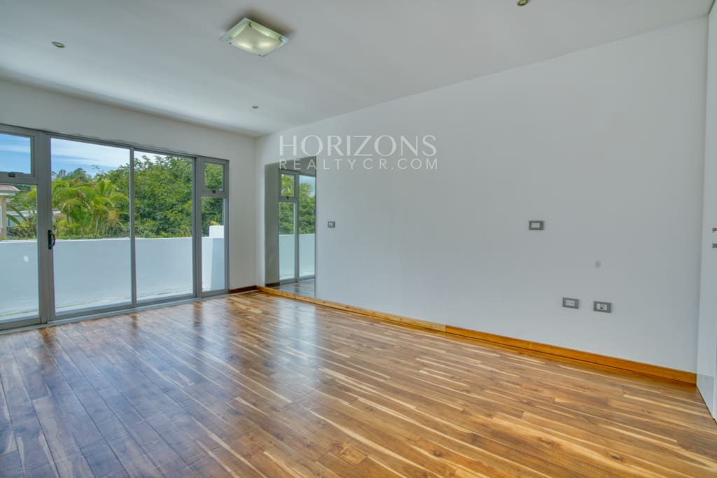 Venta de Casa Contemporánea en Residencial Altamonte Amplia Jardin Con Zona Verde.  nja1242