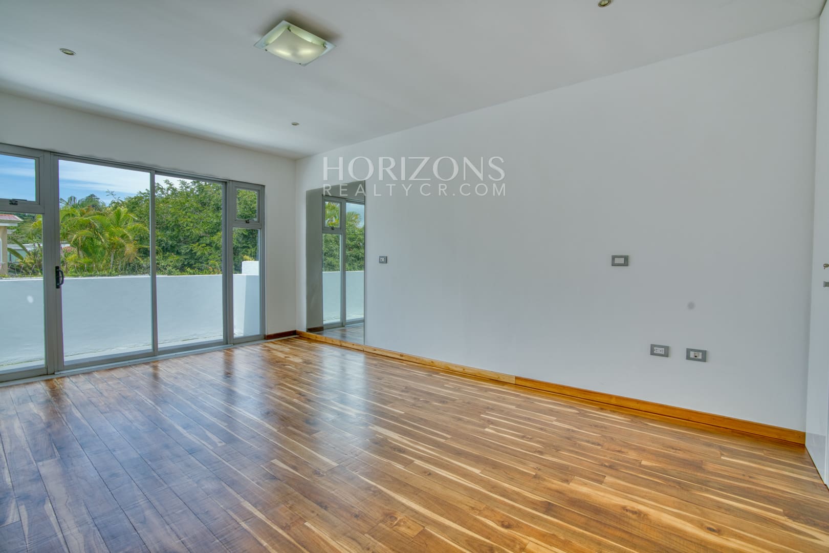 Venta de Casa Contemporánea en Residencial Altamonte Amplia Jardin Con Zona Verde.  nja1242