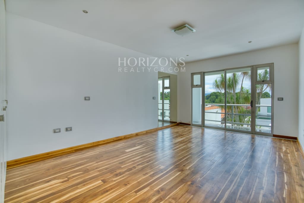 Venta de Casa Contemporánea en Residencial Altamonte Amplia Jardin Con Zona Verde.  nja1242