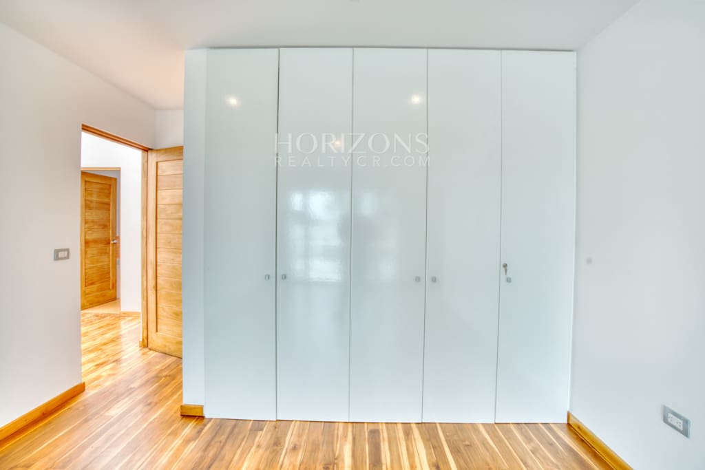 Venta de Casa Contemporánea en Residencial Altamonte Amplia Jardin Con Zona Verde.  nja1242