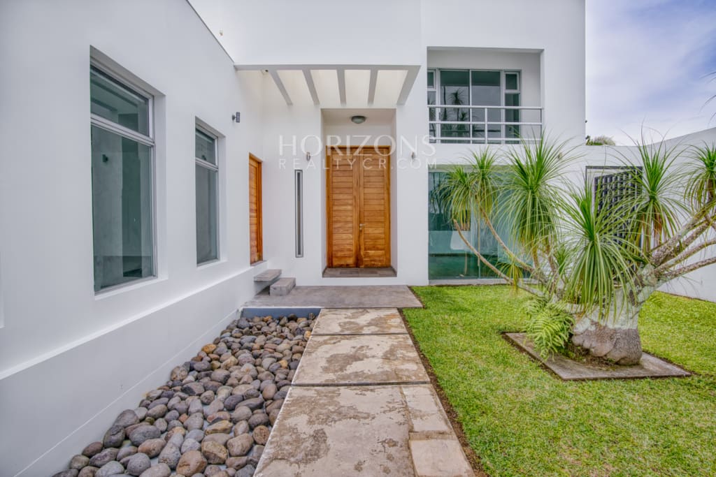 Venta de Casa Contemporánea en Residencial Altamonte Amplia Jardin Con Zona Verde.  nja1242