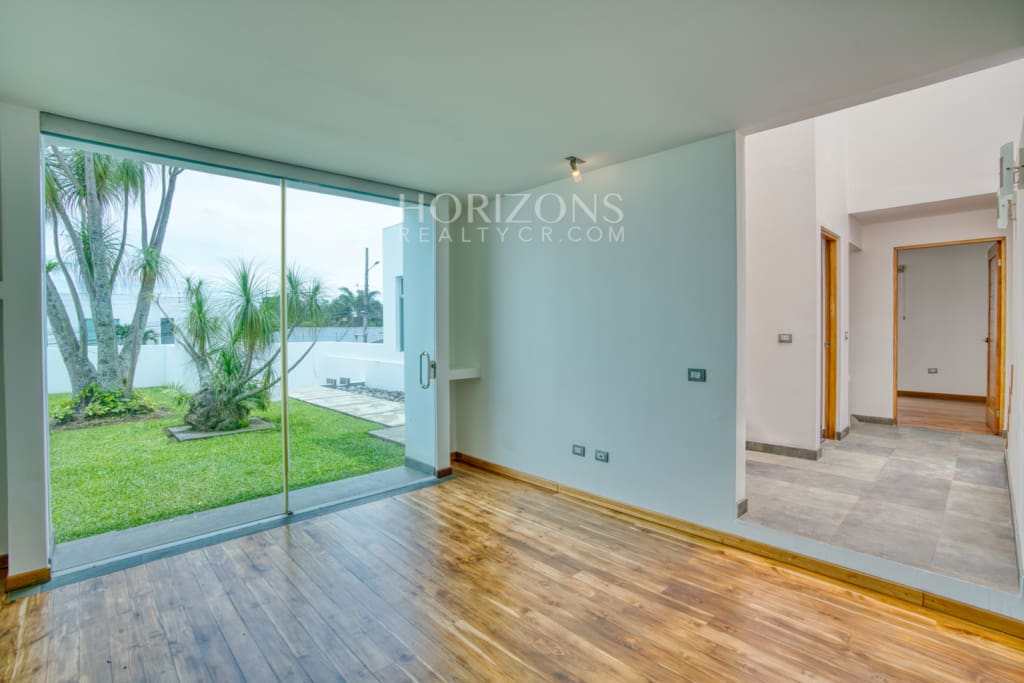 Venta de Casa Contemporánea en Residencial Altamonte Amplia Jardin Con Zona Verde.  nja1242