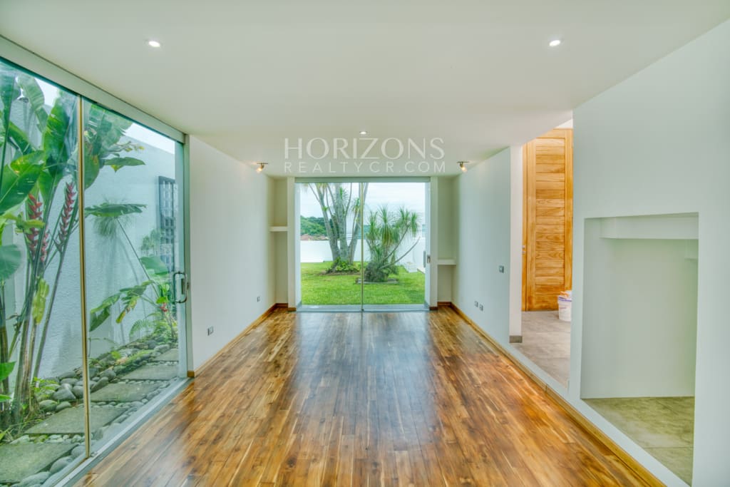 Venta de Casa Contemporánea en Residencial Altamonte Amplia Jardin Con Zona Verde.  nja1242