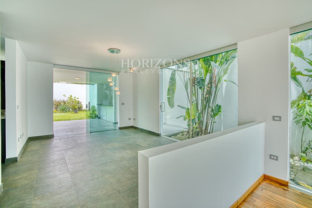 Venta de Casa Contemporánea en Residencial Altamonte Amplia Jardin Con Zona Verde.  nja1242