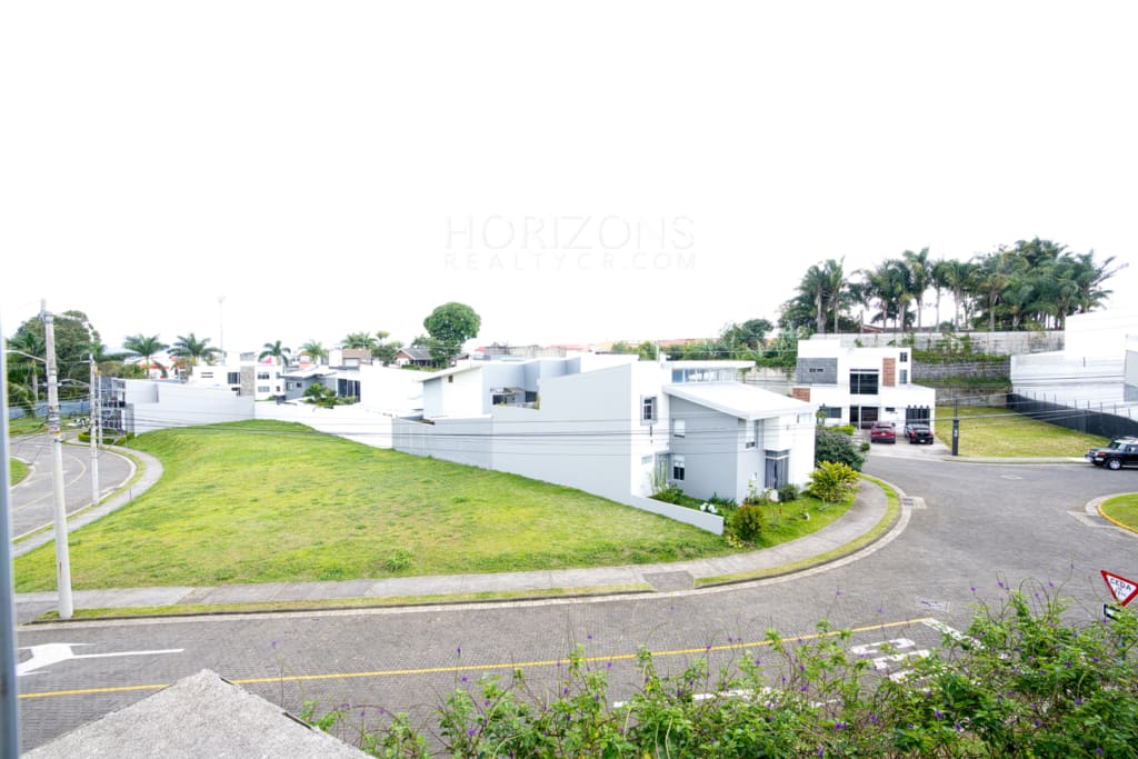 Venta de Casa Contemporánea en Condominio Rialto ubicado en Sabanilla 2 Habitaciones nja1253