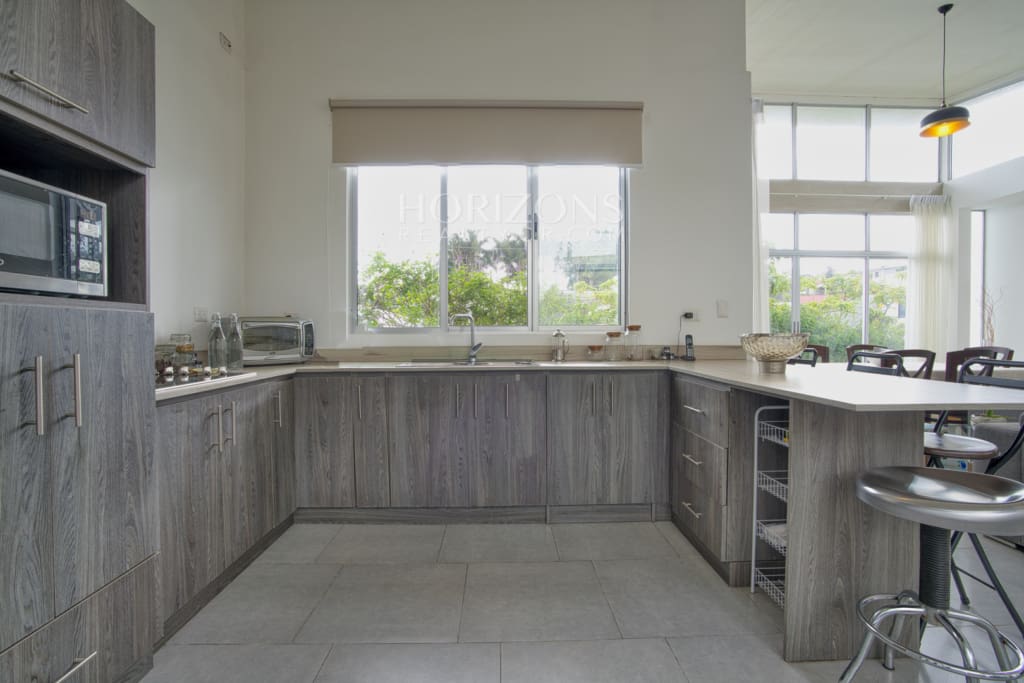 Venta de Casa Contemporánea en Condominio Rialto ubicado en Sabanilla 2 Habitaciones nja1253