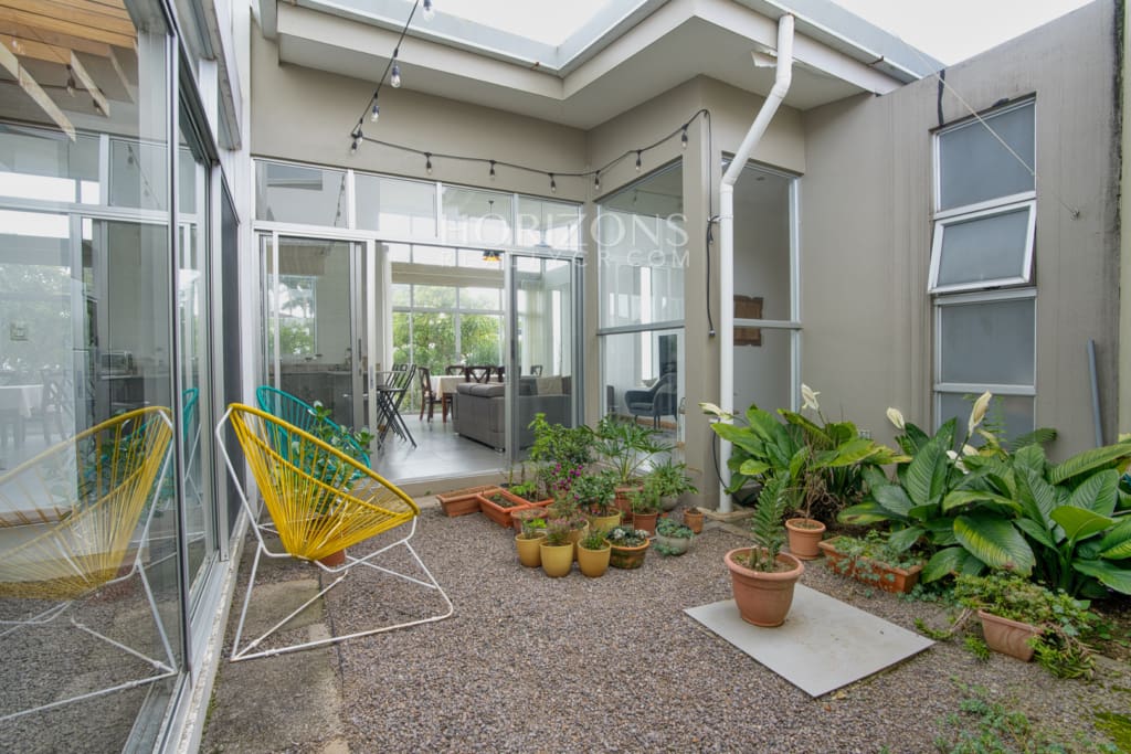 Venta de Casa Contemporánea en Condominio Rialto ubicado en Sabanilla 2 Habitaciones nja1253