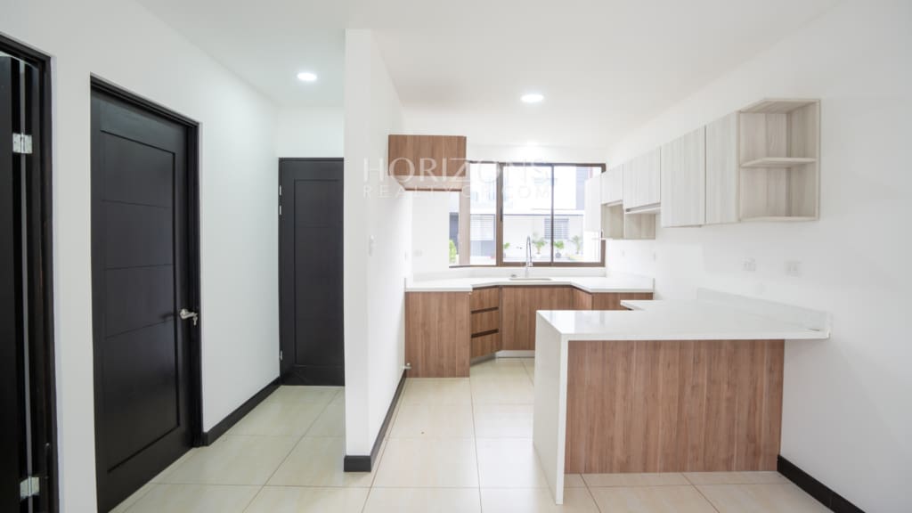 ¡Venta! Estrene Casa con Patio en Condominio Distrito San Juan / Habitación en Primer Nivel nja1255