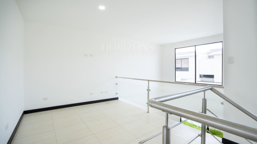¡Venta! Estrene Casa con Patio en Condominio Distrito San Juan / Habitación en Primer Nivel nja1255