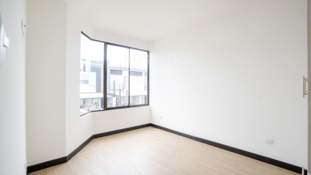 ¡Venta! Estrene Casa con Patio en Condominio Distrito San Juan / Habitación en Primer Nivel nja1255