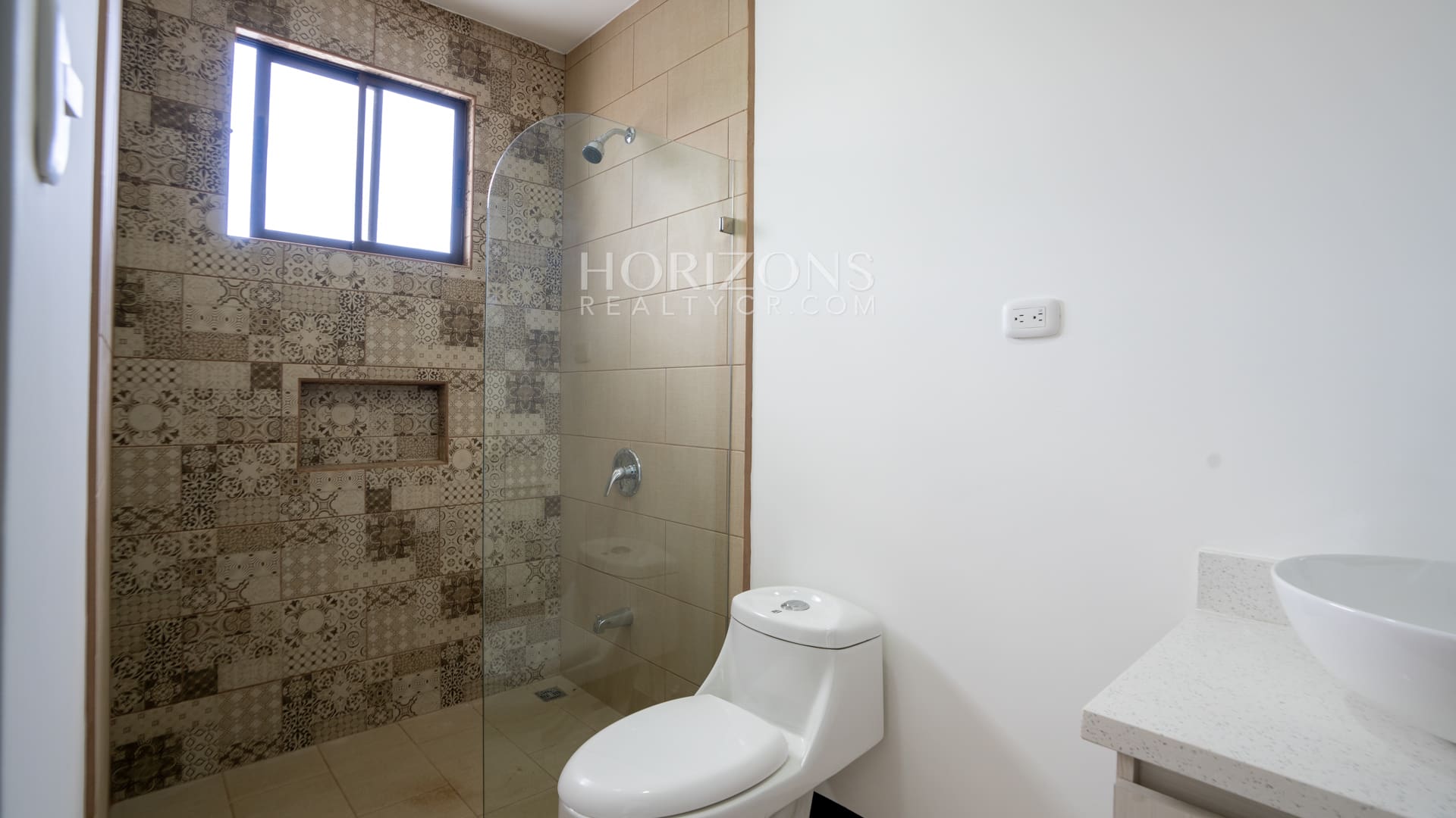 ¡Venta! Estrene Casa con Patio en Condominio Distrito San Juan / Habitación en Primer Nivel nja1255