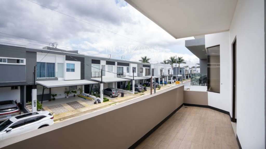 ¡Venta! Estrene Casa con Patio en Condominio Distrito San Juan / Habitación en Primer Nivel nja1255