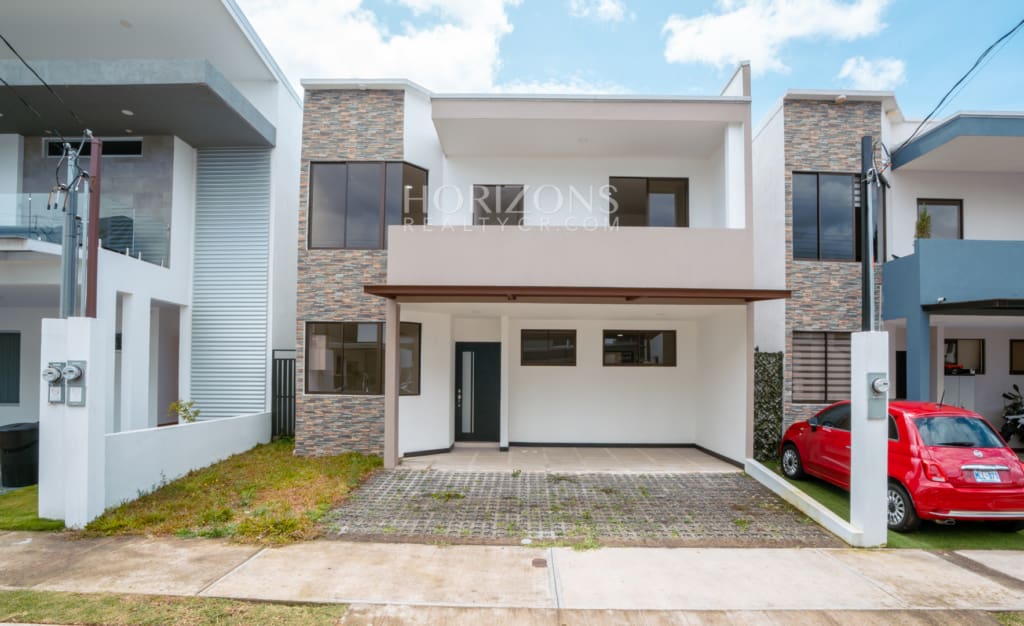 ¡Venta! Estrene Casa con Patio en Condominio Distrito San Juan / Habitación en Primer Nivel nja1255