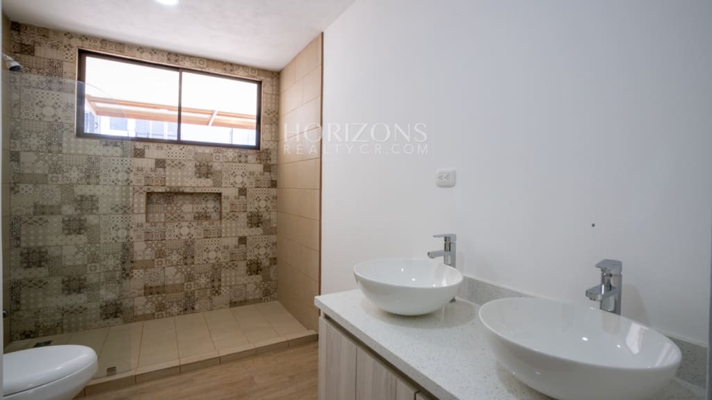 ¡Venta! Estrene Casa con Patio en Condominio Distrito San Juan / Habitación en Primer Nivel nja1255
