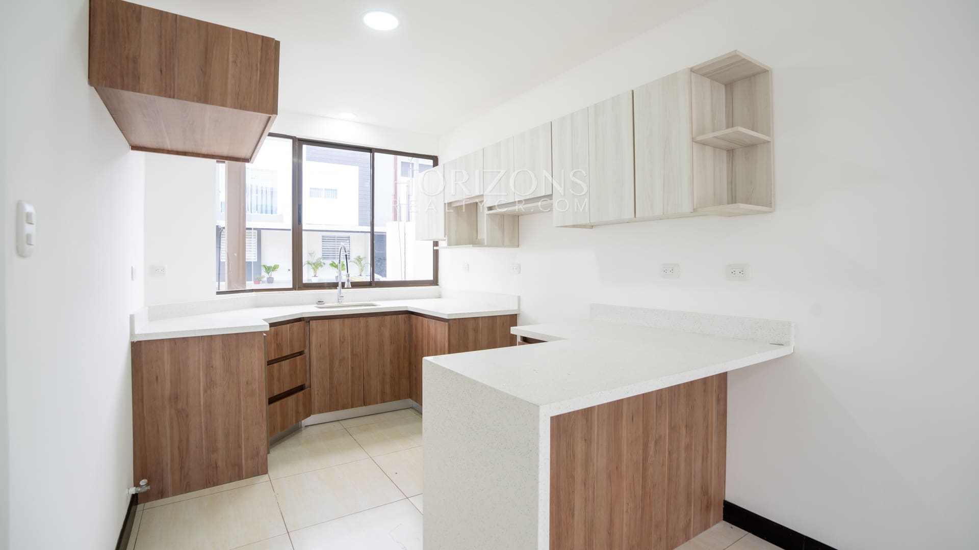 ¡Venta! Estrene Casa con Patio en Condominio Distrito San Juan / Habitación en Primer Nivel nja1255