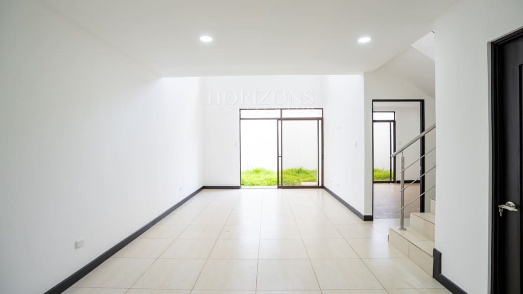 ¡Venta! Estrene Casa con Patio en Condominio Distrito San Juan / Habitación en Primer Nivel nja1255