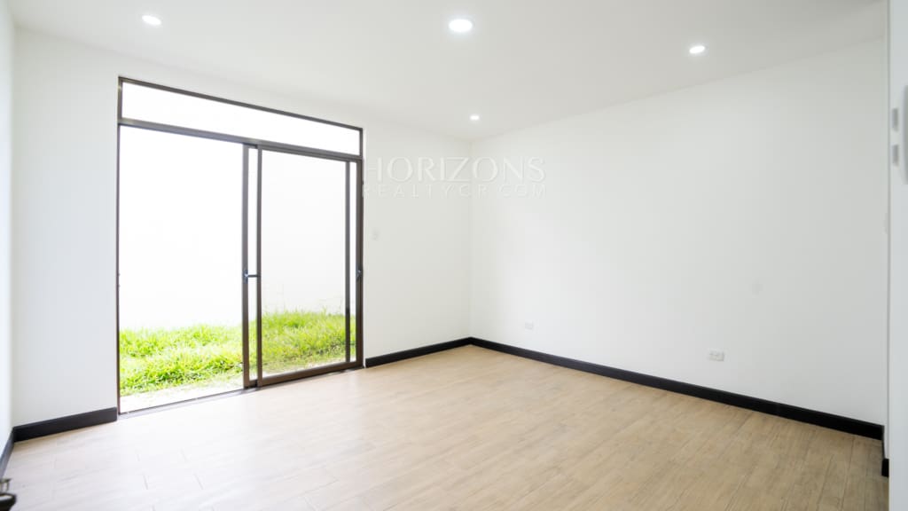 ¡Venta! Estrene Casa con Patio en Condominio Distrito San Juan / Habitación en Primer Nivel nja1255